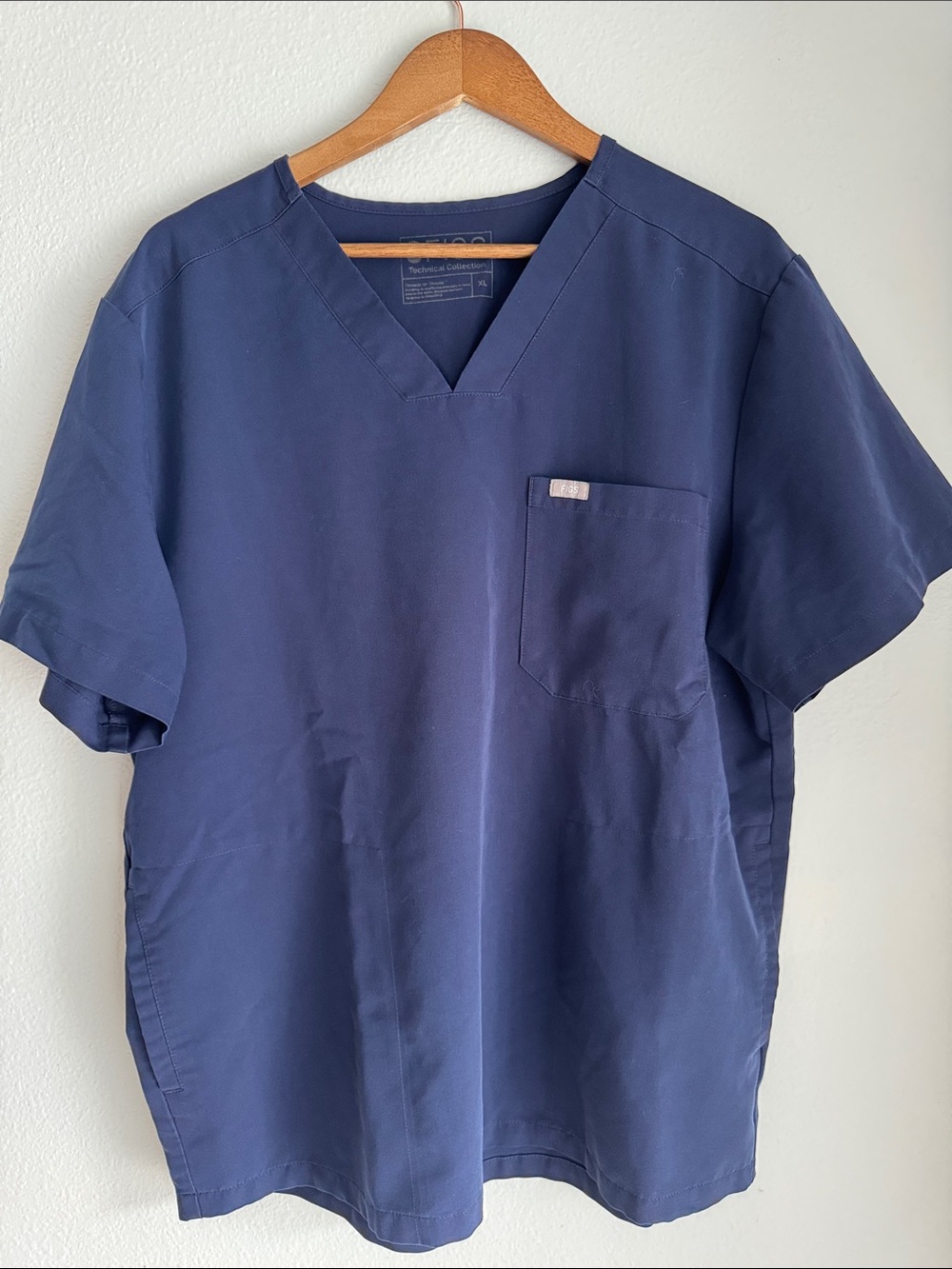 Figs XL scrub top with side pockets.